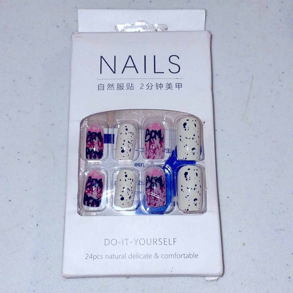 NWT Halloween 24 piece Press On Nail Kit